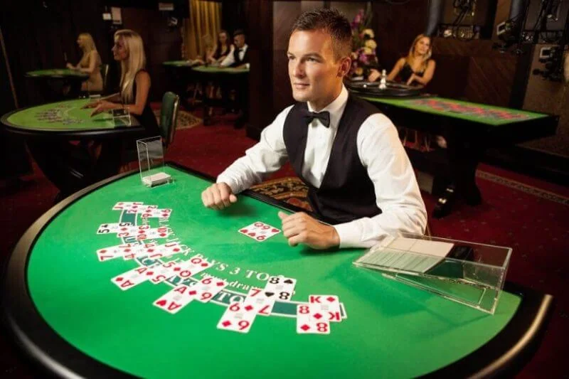 Dealer dan meja permainan dalam ruang kasino live
